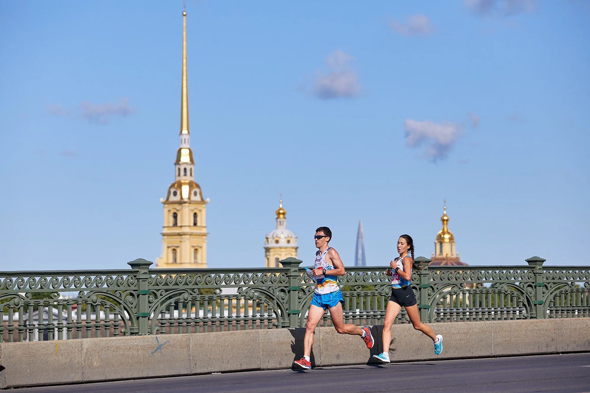 Анастасия Егорова бежит по набережной Санкт-Петербурга